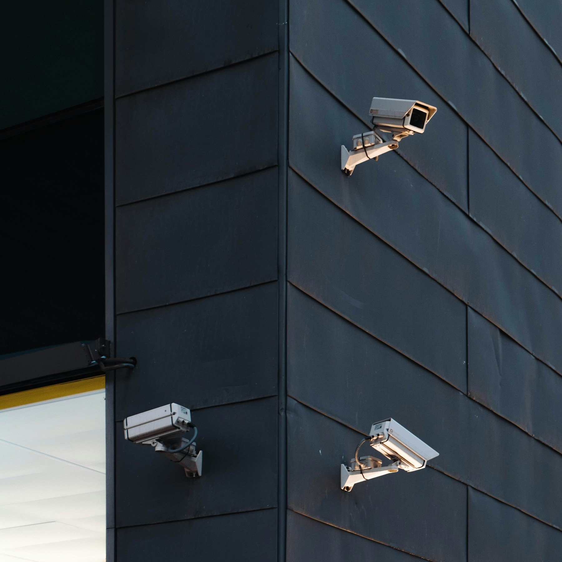 Kamera CCTV terpasang pada fasad gedung modern