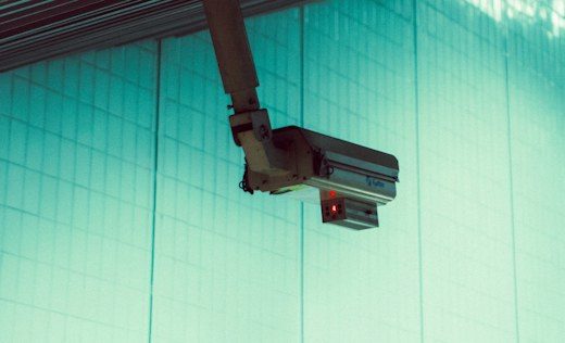 Foto stock kamera CCTV; ilustrasi produk demo, bukan model spesifik